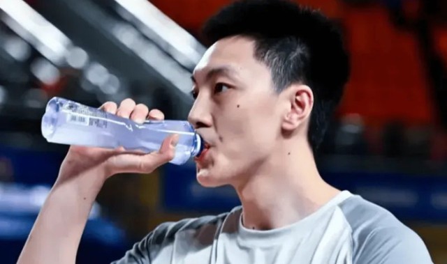 广东80-82新疆4坏消息！胡明轩徐杰没法看，二阵狂丢分，防守辣眼|全明星|焦泊乔|比赛|懒懒|CBA_新浪体育_新浪新闻